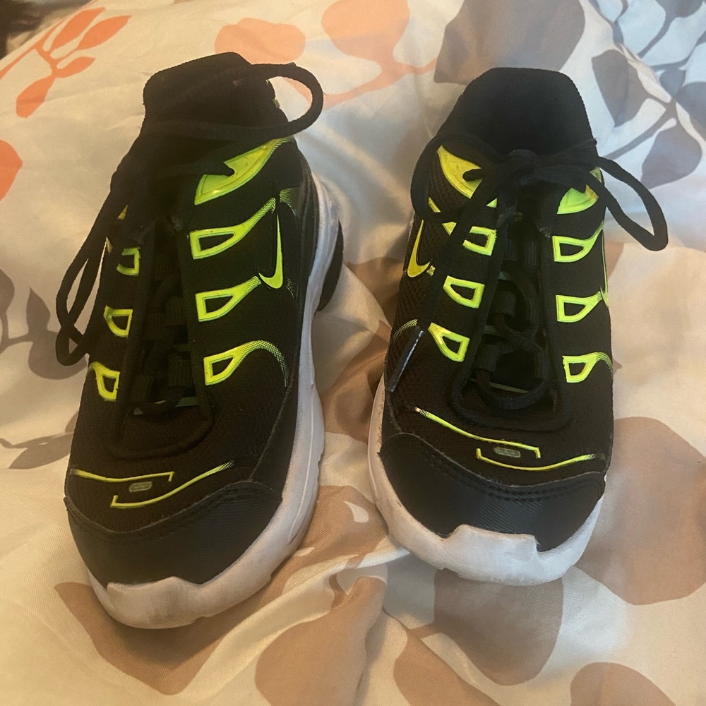 NIKE AIR MAX PLUS TODDLER NEON BLACK